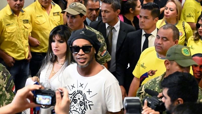 Ronaldinho Tại Sao Bị Bắt – Bí Ẩn Phía Sau Hào Quang Sân Cỏ 2 Bối cảnh vụ việc: Khi huyền thoại sân cỏ bước vào vòng lao lý