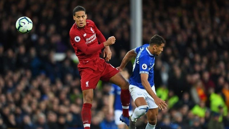 Hậu Vệ Thòng Là Gì? Hé Lộ Vai Trò “Lá Chắn Thép” Sân Cỏ 2 Hậu vệ thòng là gì? Vị trí và nhiệm vụ cốt lõi