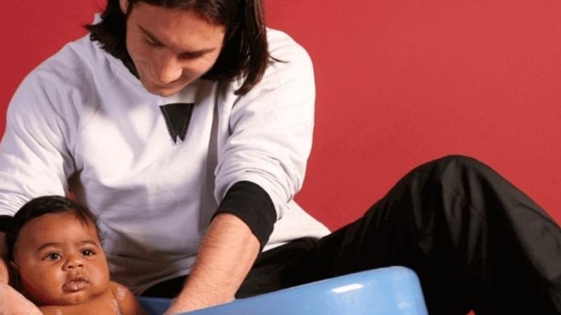 Tại Sao Messi Tắm Cho Yamal – Bí Ẩn Định Mệnh Bất Ngờ 2 Sự thật đằng sau bức ảnh Messi tắm cho Yamal