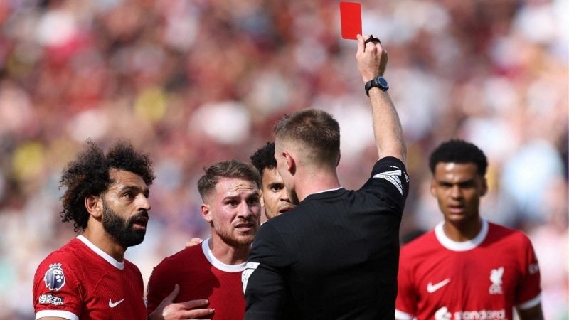 Thẻ Đỏ Trong Bóng Đá Là Gì? Tác Động Chiến Thuật Trận Đấu 2 Thẻ đỏ trong bóng đá là gì?