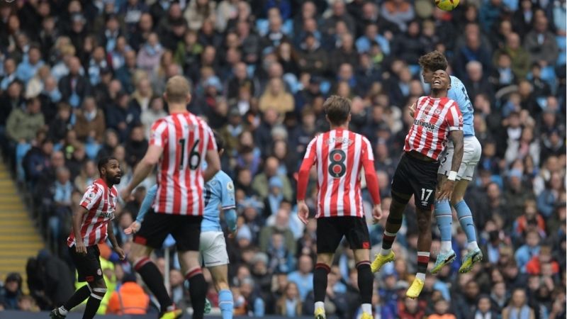 Tiền Đạo Làm Tường Là Gì? Vai Trò Và Kỹ Năng Target Man 3 Vai trò chiến thuật của tiền đạo làm tường