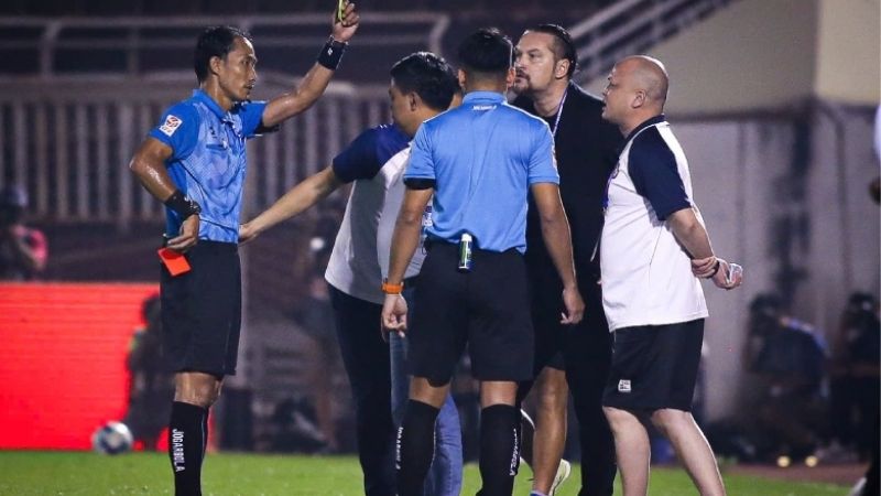 Vì sao trọng tài phải bẻ còi?